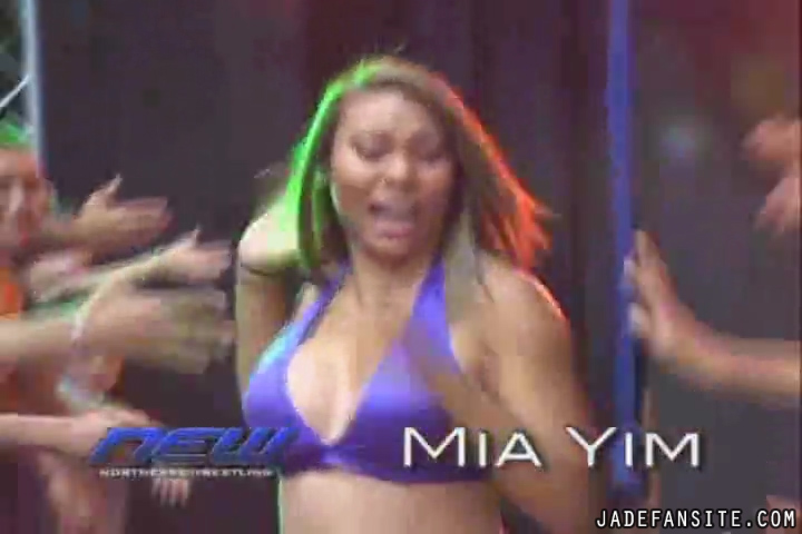 MiavsMickie_Still005~0.jpg