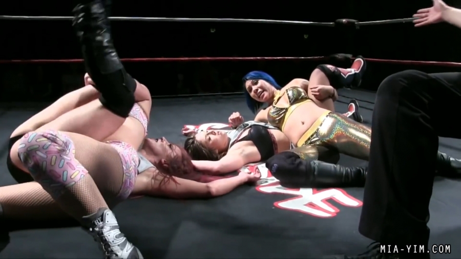 MiaSouthsideFiveWoman_Still382.jpg