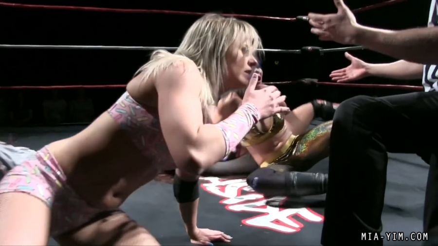 MiaSouthsideFiveWoman_Still387.jpg