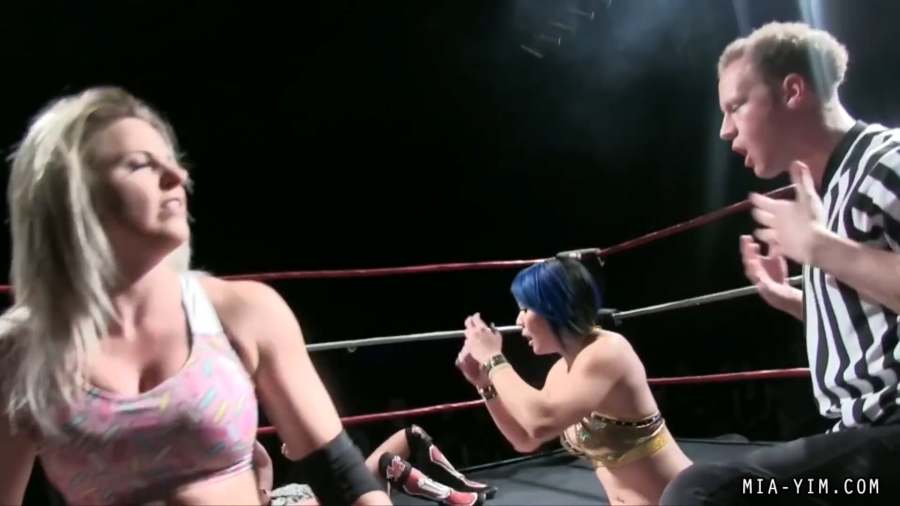 MiaSouthsideFiveWoman_Still394.jpg