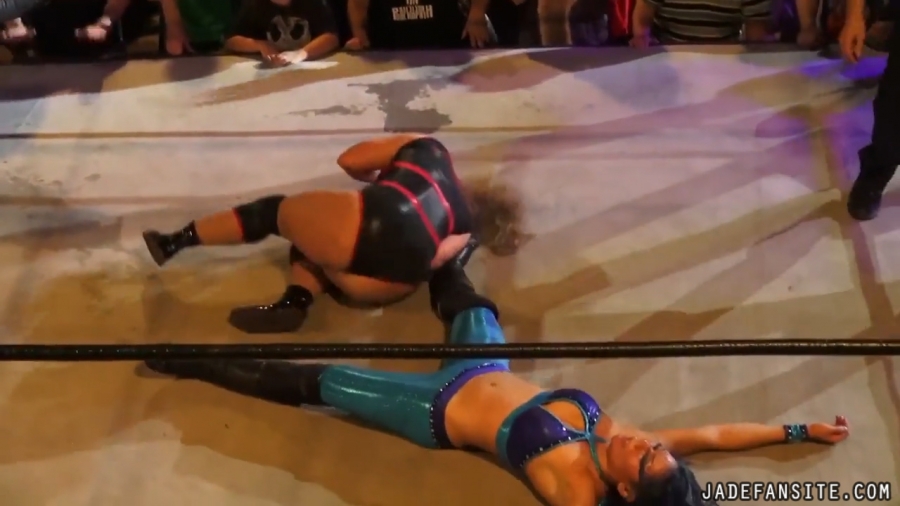 Click to view full size image
==============
MiavsGrace_Still1388.jpg MiavsGrace_Still1388.jpg