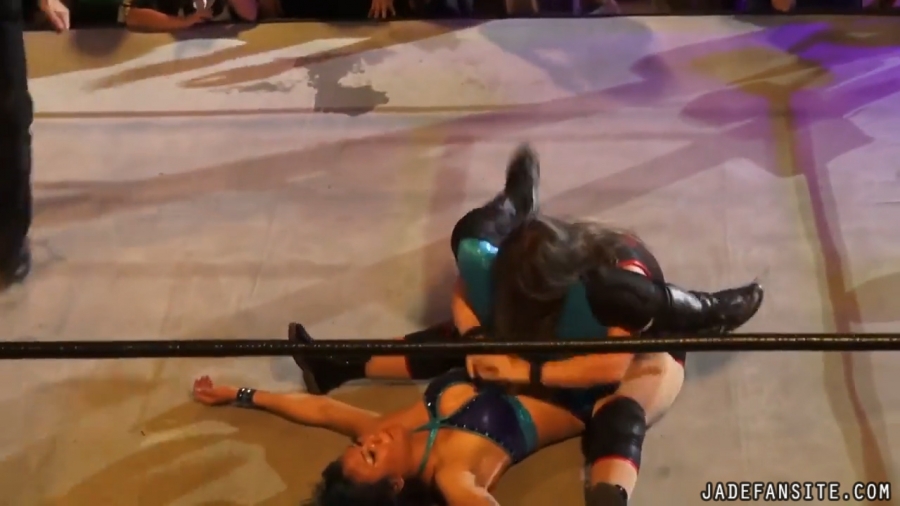 Click to view full size image
==============
MiavsGrace_Still1673.jpg MiavsGrace_Still1673.jpg