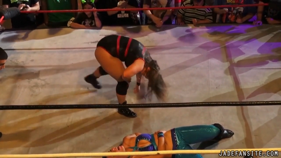 Click to view full size image
==============
MiavsGrace_Still1714.jpg MiavsGrace_Still1714.jpg