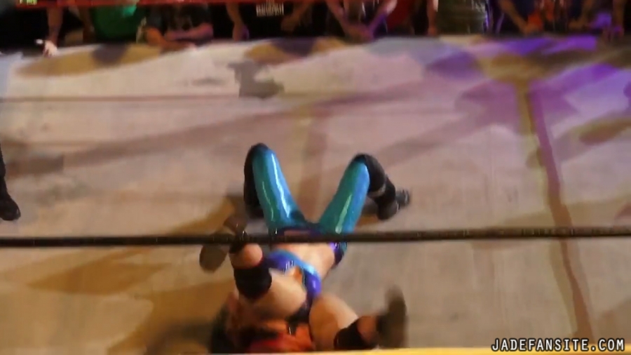 Click to view full size image
==============
MiavsGrace_Still1745.jpg MiavsGrace_Still1745.jpg