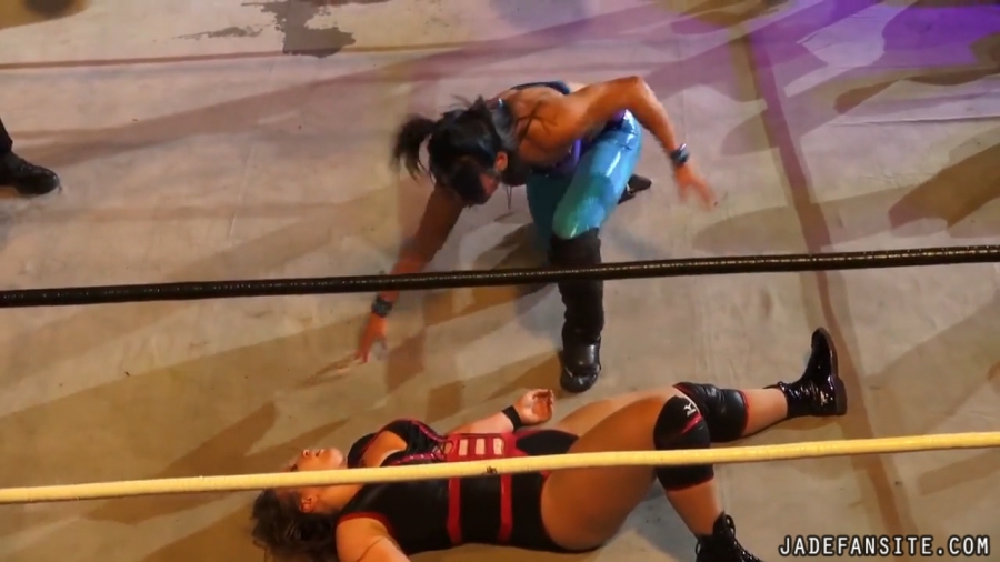 Click to view full size image
==============
MiavsGrace_Still1764.jpg MiavsGrace_Still1764.jpg