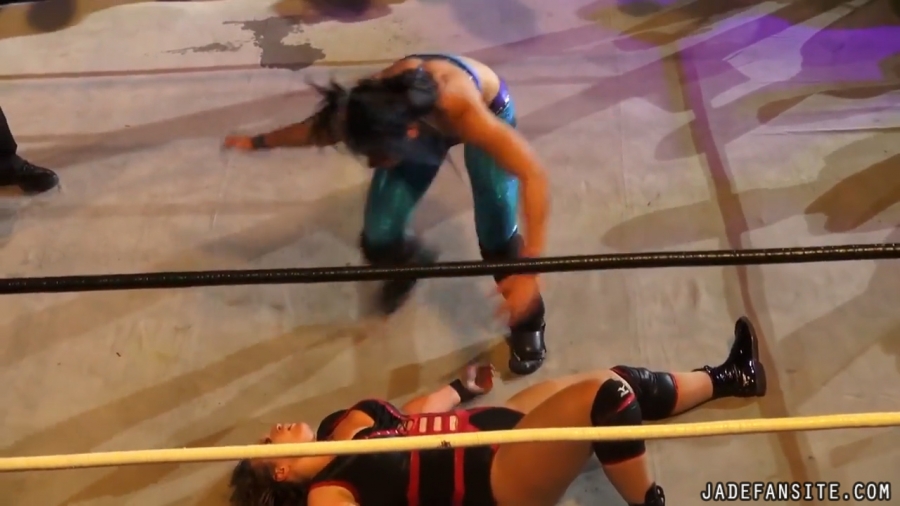 Click to view full size image
==============
MiavsGrace_Still1765.jpg MiavsGrace_Still1765.jpg