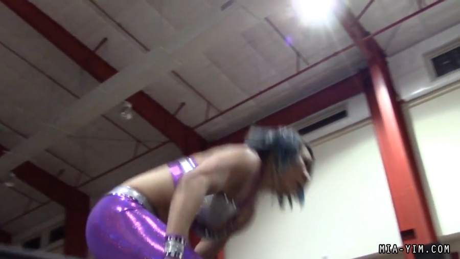 Click to view full size image
==============
MiavsLeva_Still065.jpg MiavsLeva_Still065.jpg