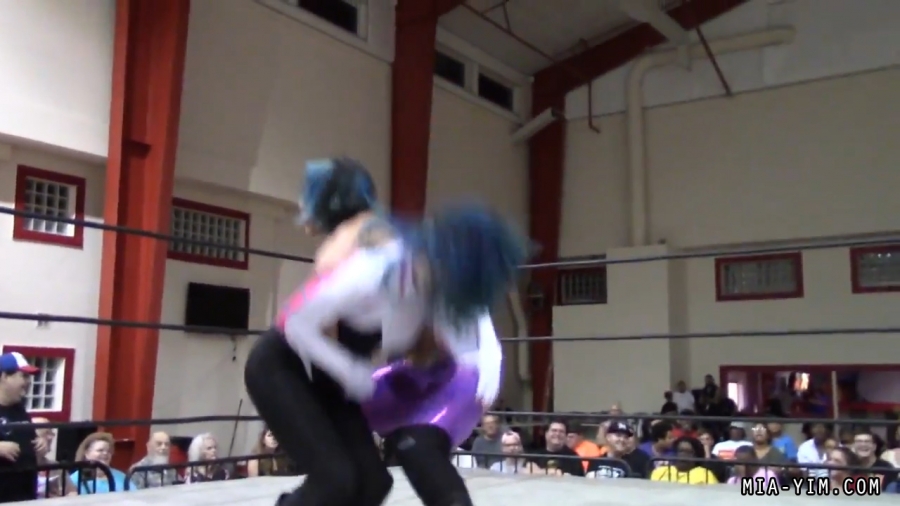 Click to view full size image
==============
MiavsLeva_Still1029.jpg MiavsLeva_Still1029.jpg