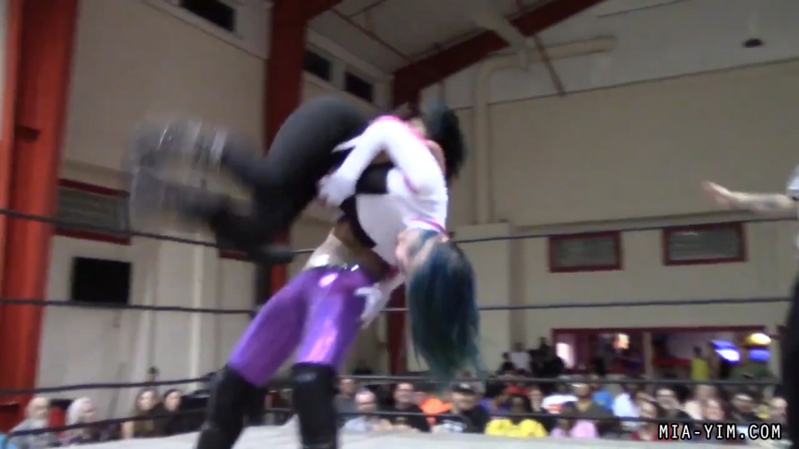 Click to view full size image
==============
MiavsLeva_Still1030.jpg MiavsLeva_Still1030.jpg