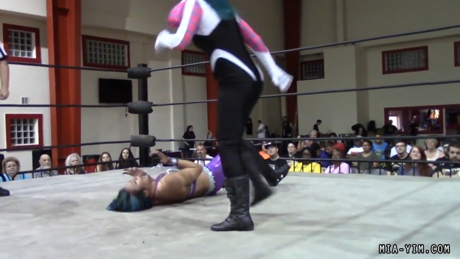 Click to view full size image
==============
MiavsLeva_Still1326.jpg MiavsLeva_Still1326.jpg