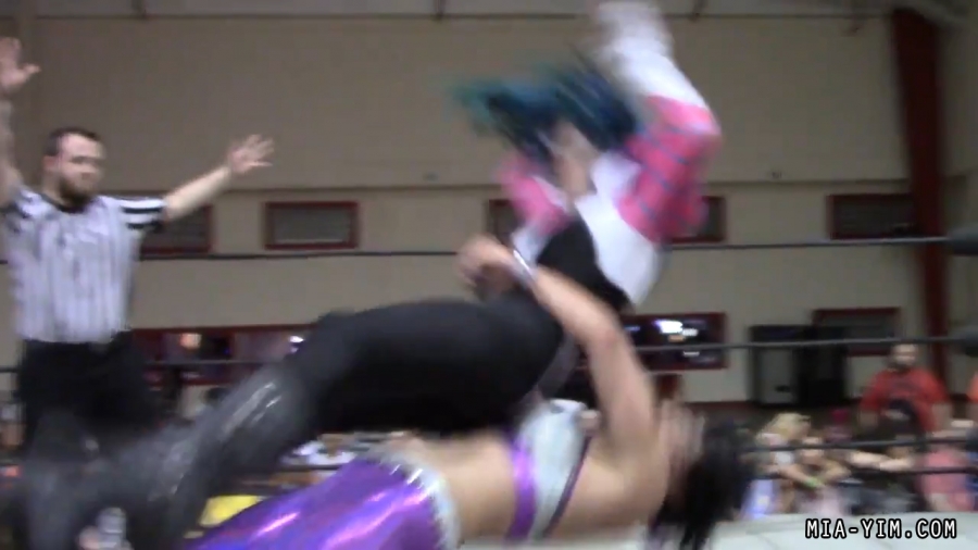 Click to view full size image
==============
MiavsLeva_Still1672.jpg MiavsLeva_Still1672.jpg