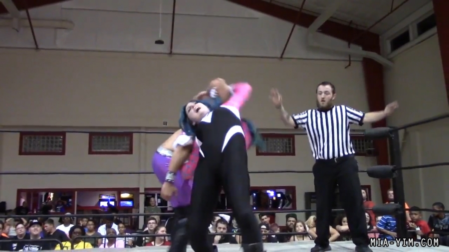 Click to view full size image
==============
MiavsLeva_Still1751.jpg MiavsLeva_Still1751.jpg