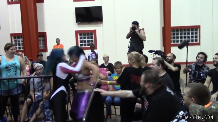 Click to view full size image
==============
MiavsLeva_Still790.jpg MiavsLeva_Still790.jpg