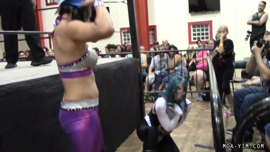 Click to view full size image
==============
MiavsLeva_Still932.jpg MiavsLeva_Still932.jpg