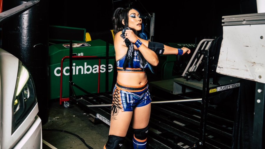 019_WWE_SS_BTS-2--01f424cbe2ccdc117e946cb70dd9e4d6.jpg